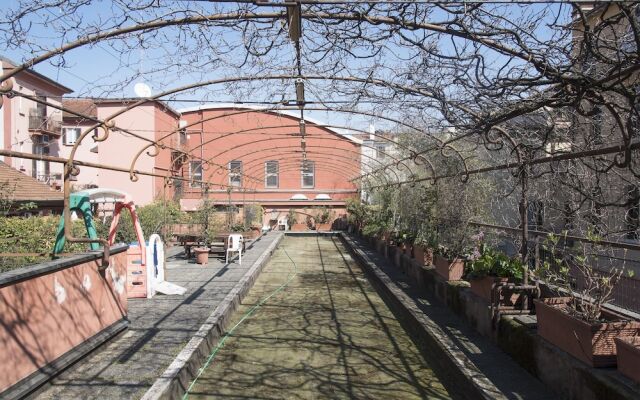 Peaceful Court Apartment In Shopping District