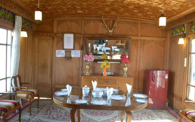 Peacock Houseboats