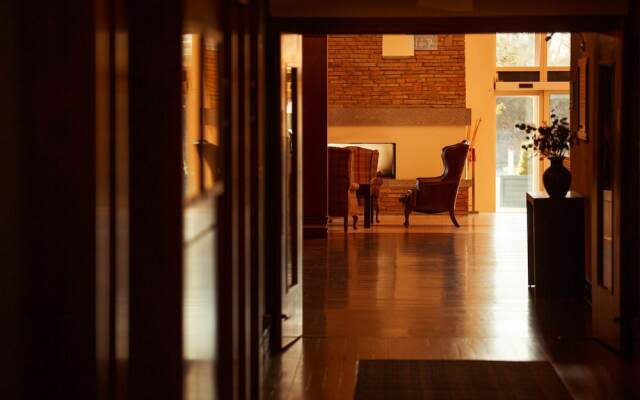 Horse and Jockey Hotel