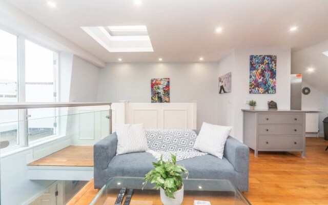 Bright & Chic St John's Hill Duplex