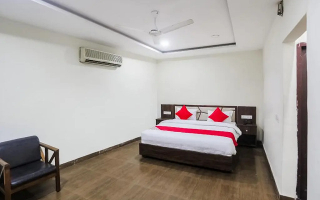Hotel Red Queen by OYO Rooms
