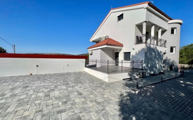 Large Holiday House With Swimming Pool and Terrace