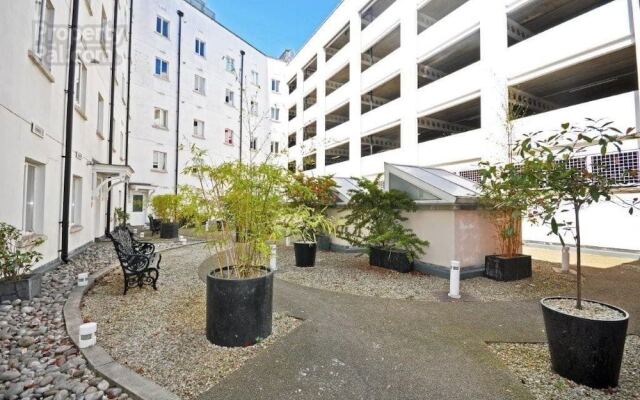 Piazza View Cathedral Quarter Apartment