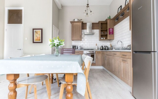 Bright Two BR Period Apartment in Whitechapel