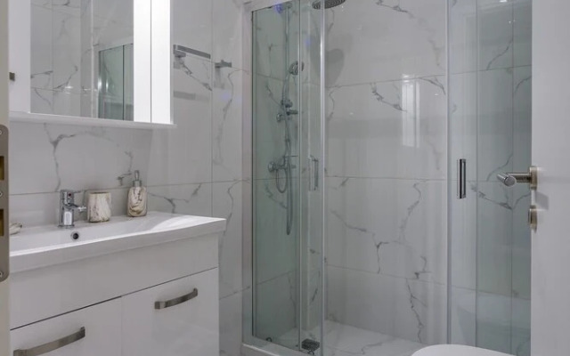 Lush Sapphire apt in the heart of Athens