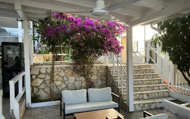 Harilla Hotel
