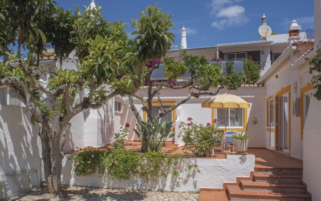 1 Bed House - Sleeps 2 - Pool - Parking - Wifi