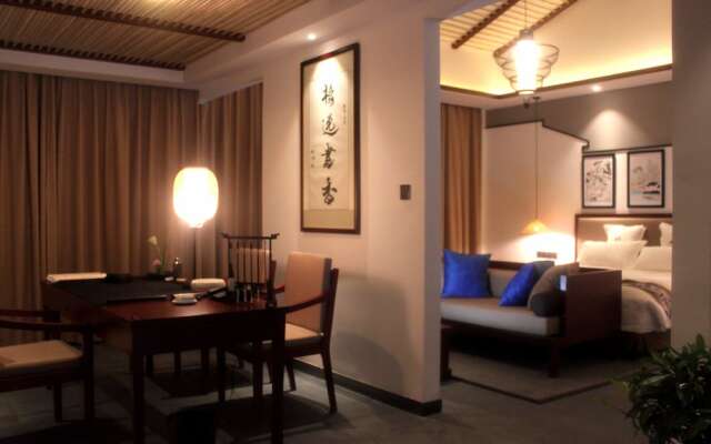 Courtyard-Lestay
