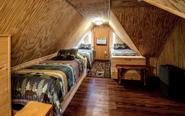 Bear Creek Lodge and Cabins in Helen Ga - Pet Friendly, River on Property, Walking Distance to downtown Helen