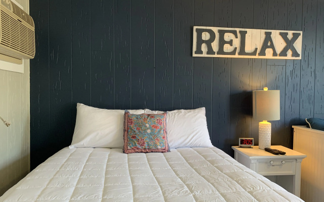 Vineyard Harbor Motel - Private Beach