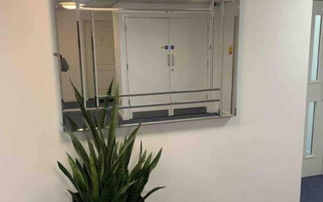 Charming 2-bed Apartment in Slough