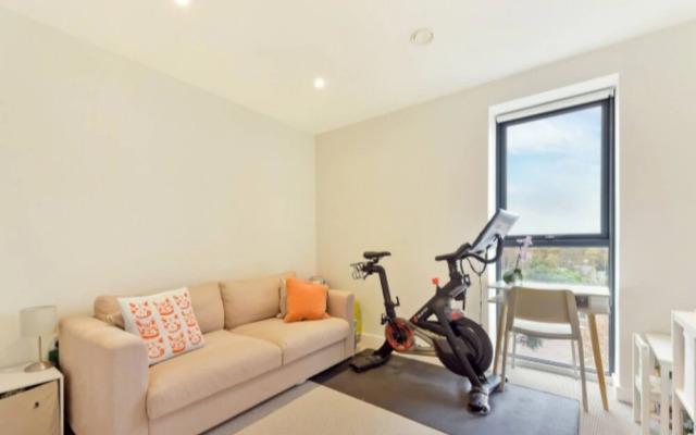 Lovely Luminous 3 Bed Flat, With Secure Ev Parkng