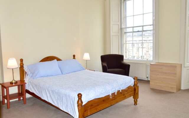 Charming Traditional 2 Bedroom Flat In Edinburgh New Town