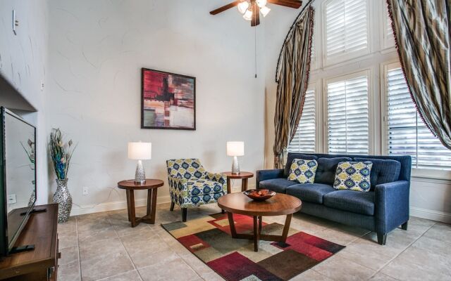 Beautifully furnished TownHome at shops