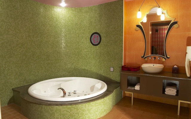 Royal Group Motel Nan Tse Branch