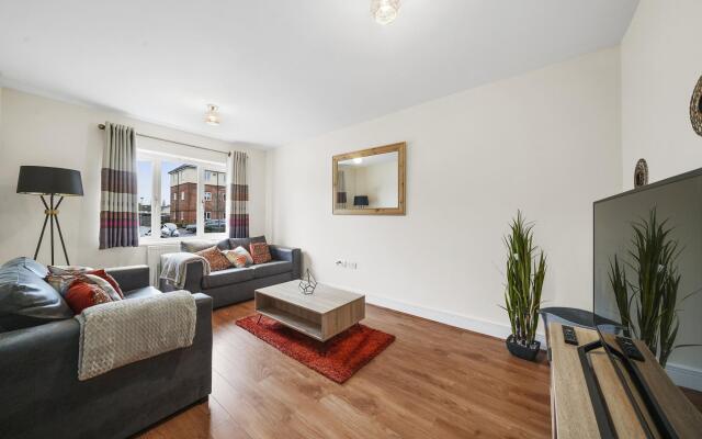 London Heathrow Living Holywell Service House A