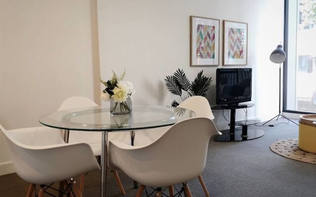 Luxury 1 Bedroom 1 Study With 1 Parking