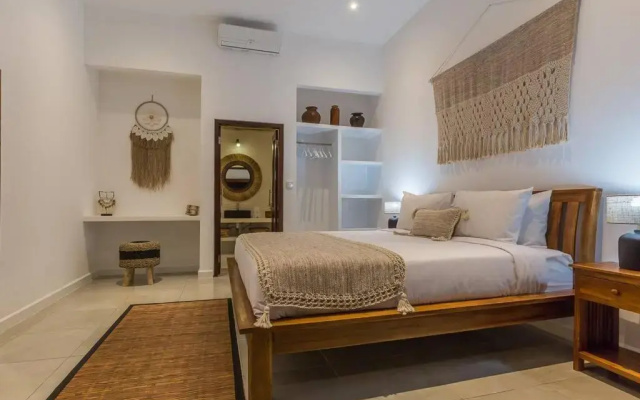 Oberoi new 4 bedr villa 5min walk from eat street&Beach