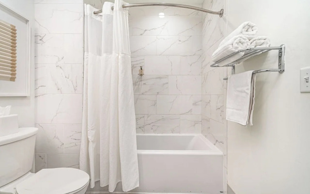 The Saddlery - Mic Drop - Walk to Broadway