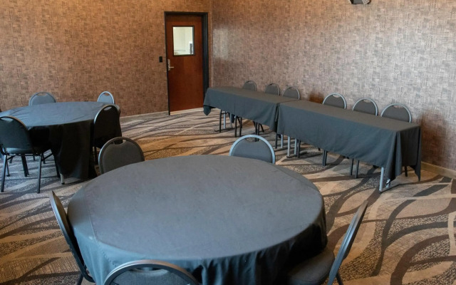 Cobblestone Hotel & Suites - Two Rivers
