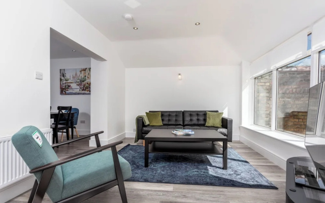 St Meddans Mews - Donnini Apartments