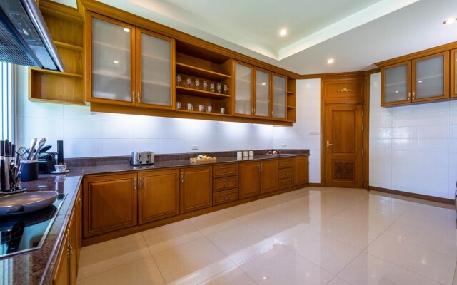 Luxury 6 Bed Mansion - CAS