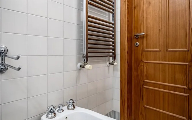 YiD elegant near tramvia