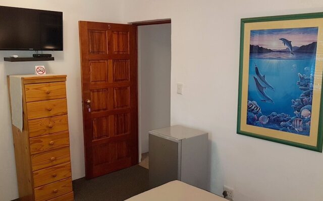 Six Valk Avenue Guest House