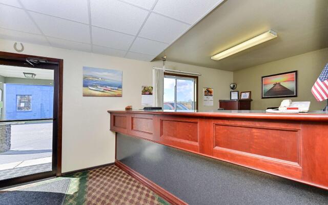 Love Hotels Staples by OYO at HWY 10 MN