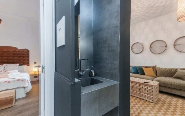Spacious Designer Two Bed Apartment in Malasaña