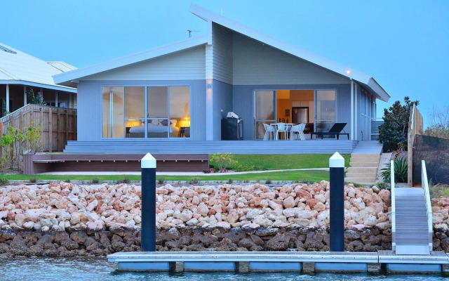 The Carnarvon Luxury Canal Home