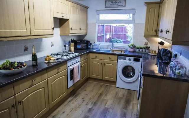 Central Three Bedroom House with Garden