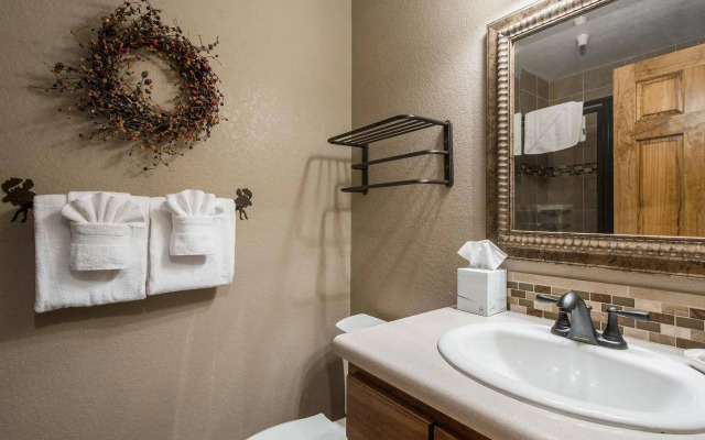Carriage House Condominiums by All Seasons Resort Lodging