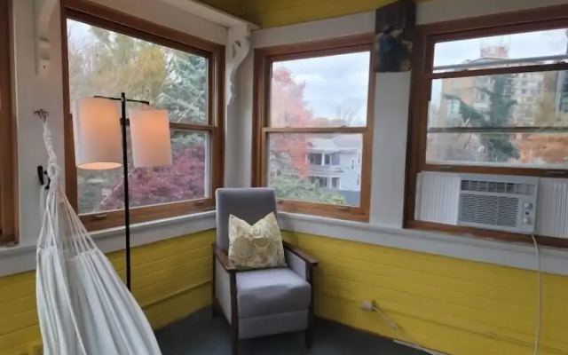 The Kings Throne Inn and Guest House