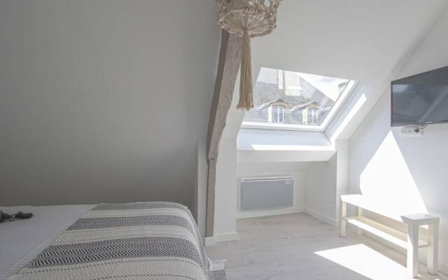 Comfy Apartment in Bayeux. Communal Terrace/livingroom and Kitchen