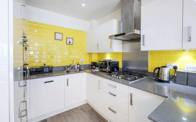 Foxherne 6 Bed & 3 Bath Serviced Hse -20