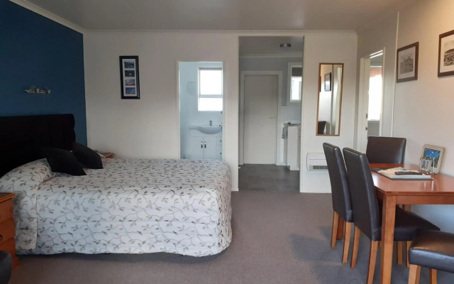 AAA Thames Court Motel