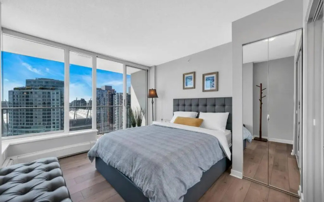 Spacious DT 2-BDR High-rise with view, pool, gym