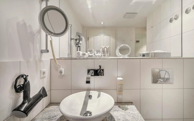ADELANTE Boutique Hotel