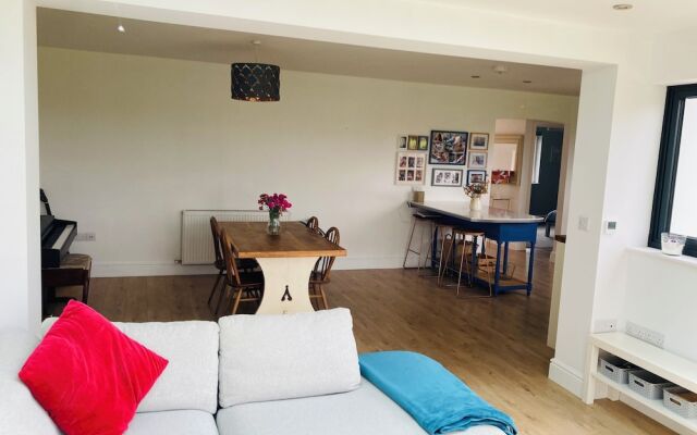 Beautiful 4-bed House With Countryside Views