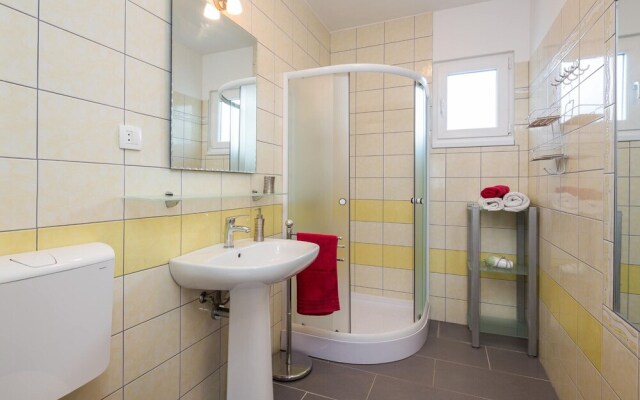 3 - Modern Apartment With Garden, 80m From Beach