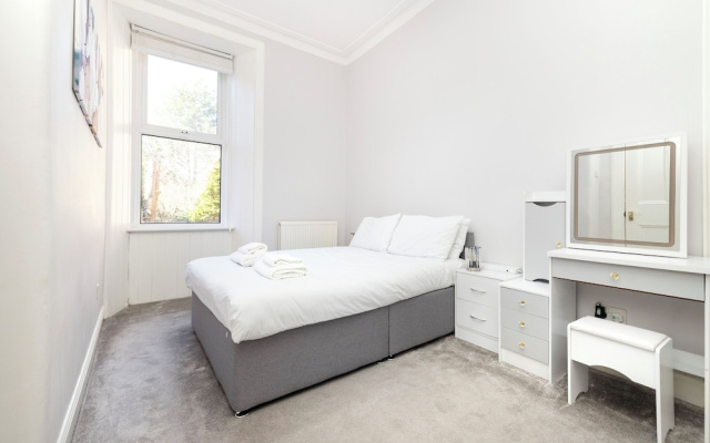 Elegant 2-Bed Flat with Edinburgh Charm
