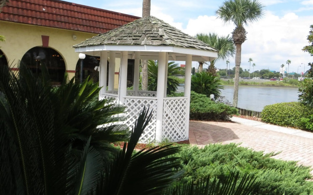 Maingate Lakeside Resort