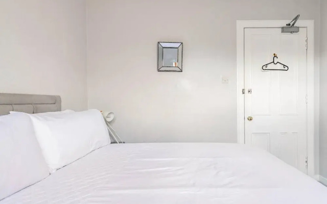 Stunning 5 Bedroom Large Apartment With Parking