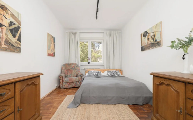 Traditional Warsaw Apartment by Renters