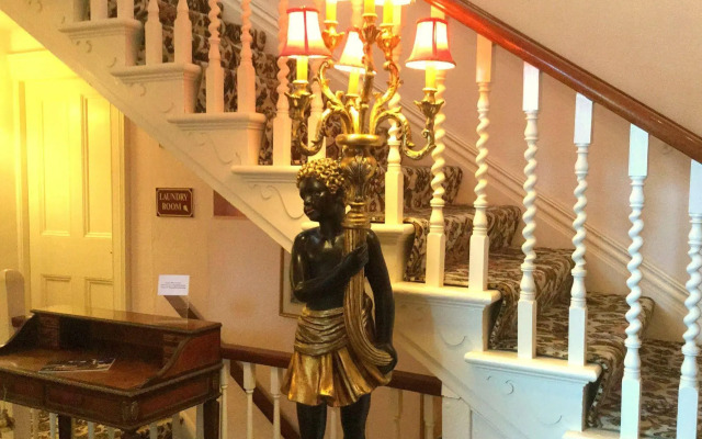 Muntham Holiday Apartments & Town House