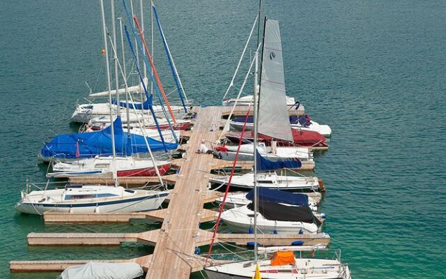 Tennis & Yacht Hotel