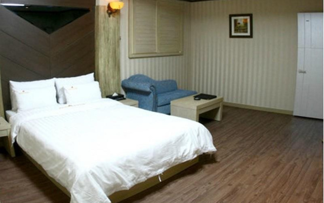 Metro Pole Tourist Hotel