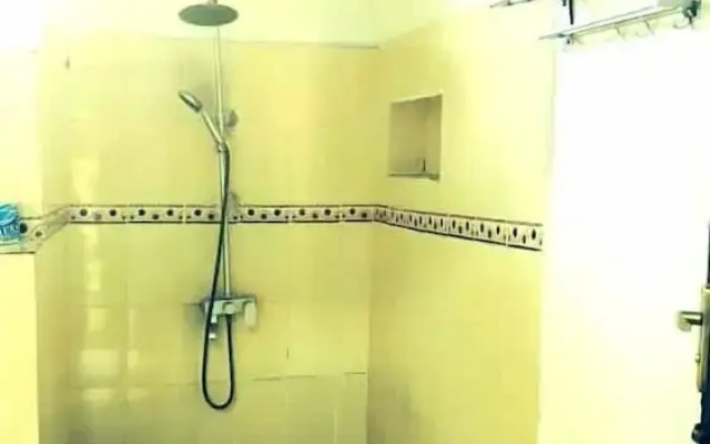 zanzllywood hotel and apartments