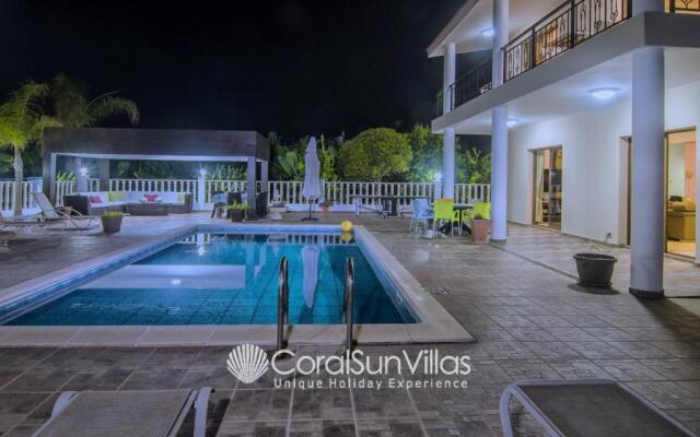 "impressive Villa Exclusive Sea Caves Walk to Taverns Sleeps 11 "